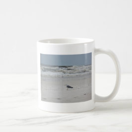 Fiskmås vid stranden kaffemugg