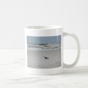 Fiskmås vid stranden kaffemugg