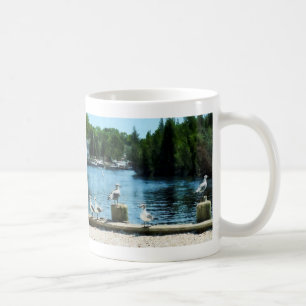 Fiskmåsar på pir kaffemugg