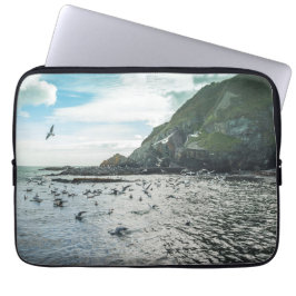 Fiskmåsar som flyger över bukten laptop sleeve