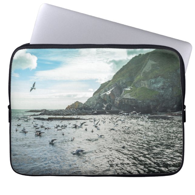 Fiskmåsar som flyger över bukten laptop sleeve (Framsidan)