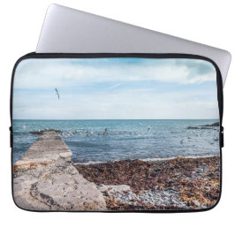 Fiskmåsar som flyger över bukten laptop sleeve