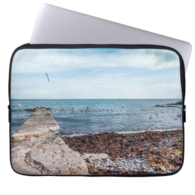 Fiskmåsar som flyger över bukten laptop sleeve (Framsidan)