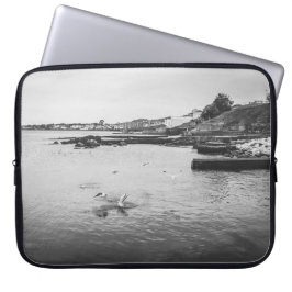 Fiskmåsar som flyger över havet laptop fodral