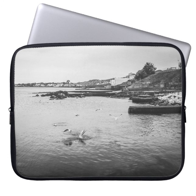 Fiskmåsar som flyger över havet laptop fodral (Framsidan)