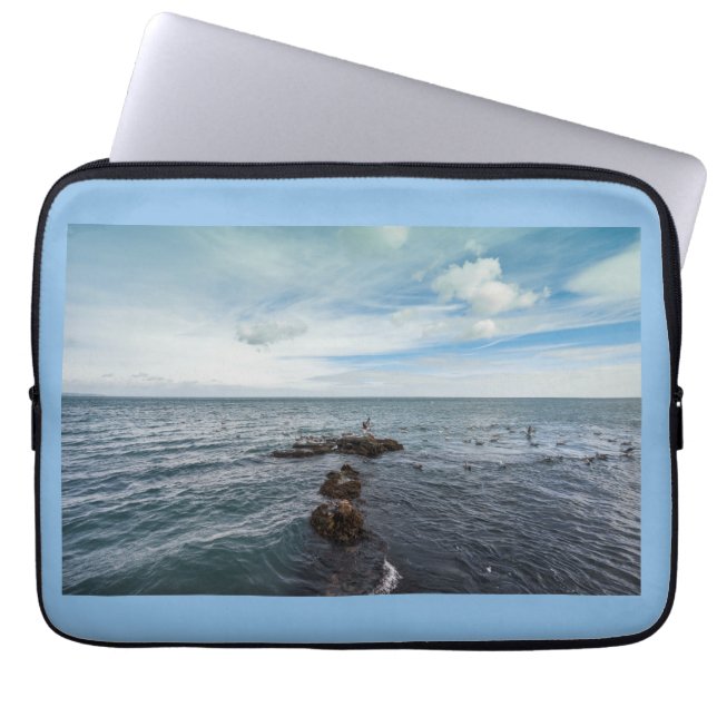 Fiskmåsar som flyger över sten laptop sleeve (Framsidan)