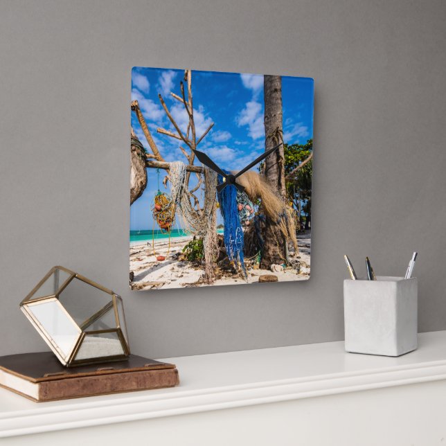 Fisknät som torkar på stranden fyrkantig klocka (Kontor)