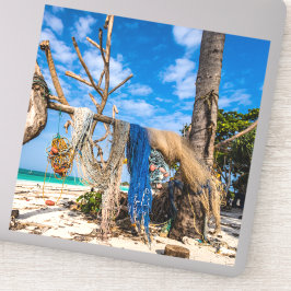 Fisknät som torkar på stranden klistermärken