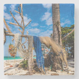 Fisknät som torkar på stranden stenunderlägg