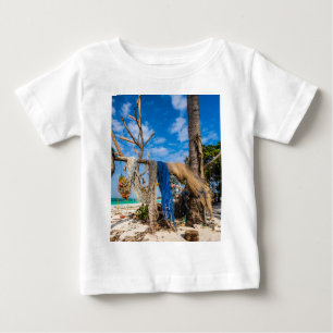 Fisknät som torkar på stranden t shirt