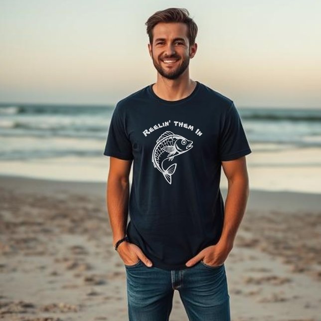 Fiskreelin" in dem i t shirt (Fish Graphic Reelin them In)