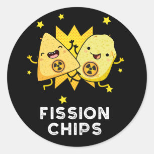 Fission Chip Funny Physics Food Pun Mörk BG Runt Klistermärke