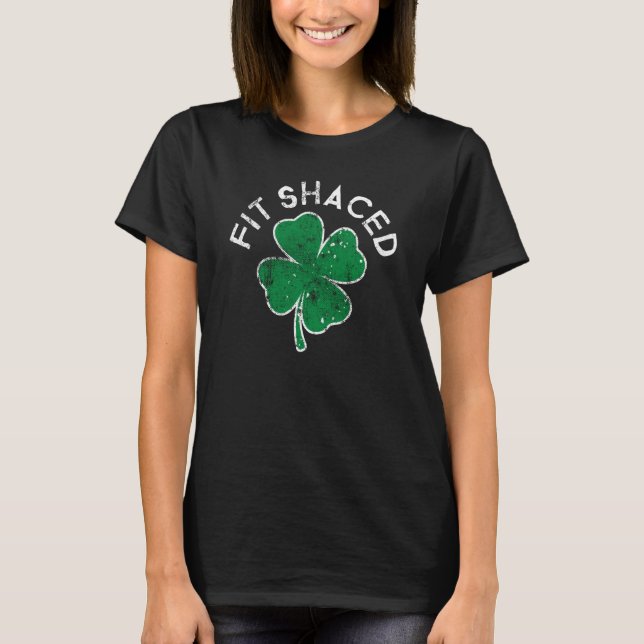Fit Shaced Drinking Lucky C St Patrick's Day Distr T Shirt (Framsida)