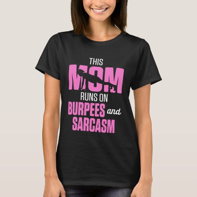 Fitness This Mom Runs on Burpees and Sarcasm T Shirt (Framsida)