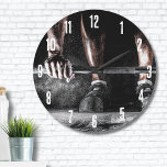 Fitness Weightlift Gym Stor Klocka<br><div class="desc">Coola skott av olympiska viktningsskor och barbell med krita som flyger runt. Perfekt för olympiska viktare,  kroppsbyggare,  CrossFit-idrottare,  personutbildare eller någon som bara går till gymmet och arbetar ut. Perfekt för att få det i ditt liv. Styrka Fitness Weightlyftande Barbell Gym Clock</div>