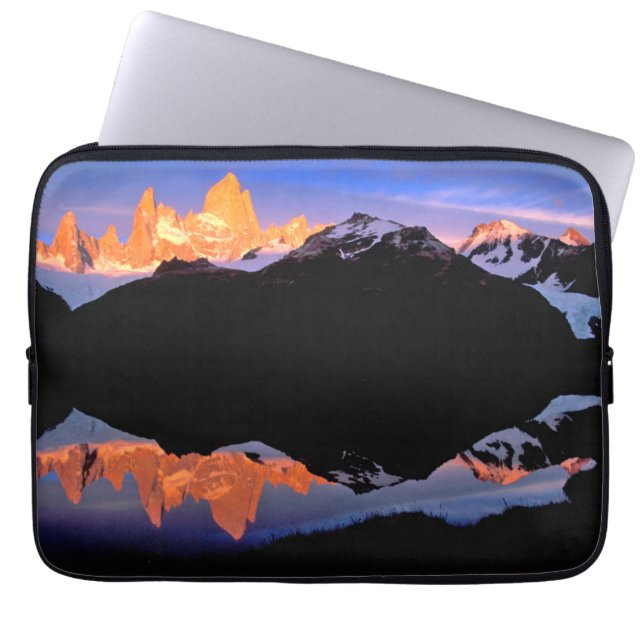 Fitz Roy-gruppen återspeglas i glaciärsjöar Laptop Fodral (Framsidan)