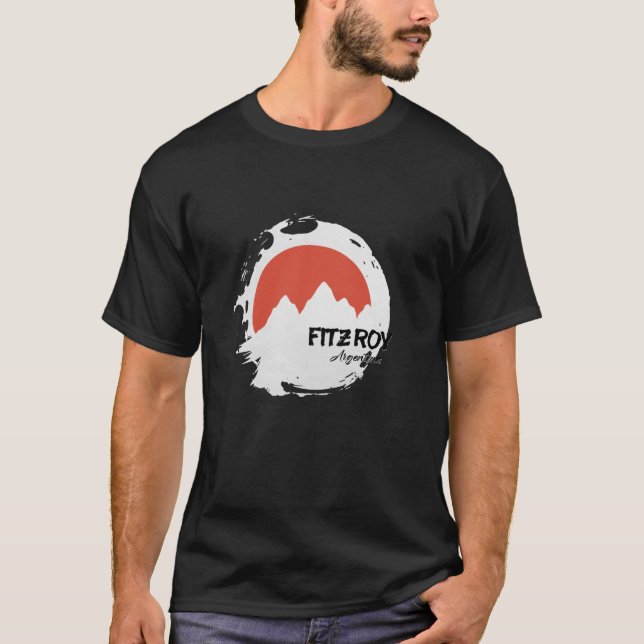 Fitz Roy Mountains Argentina som gömmer sig utomhu T Shirt (Framsida)