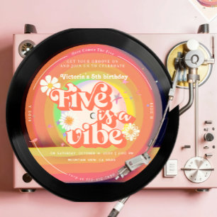 FIVE är en Vibe Groovy Retro Sunshine Rainbow Dais Inbjudningar