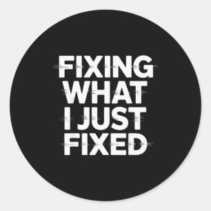 Fixa Vad Jag Just Fixade Rolig Maskiningenjör Q Runt Klistermärke
