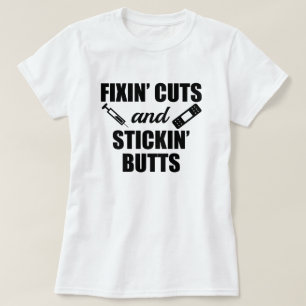 Fixin klipper, och Stickin knuffar den roliga Tee Shirt