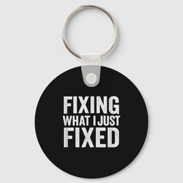 Fixing What I Just Fixed Funny Mechanic Diy Garage Nyckelring (Framsida)