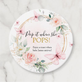 Fjäderfänga när hon poppar gåvor etiketter