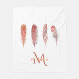 Fjädrar i rosa och korall på vit monogrammat fleecefilt