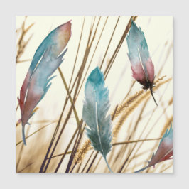 Fjädrar i vattenfärg på torkat gräs