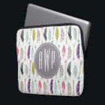 Fjädrar och pilar Monogram Laptop Sleeve<br><div class="desc">En gåva med en mönster av fjädrar och pilar. Anpassa med ditt monogram.</div>