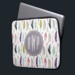 Fjädrar och pilar Monogram Laptop Sleeve<br><div class="desc">En gåva med en mönster av fjädrar och pilar. Anpassa med ditt monogram.</div>