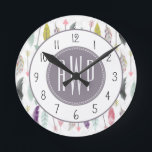 Fjädrar och pilar Monogram Rund Klocka<br><div class="desc">En gåva med en mönster av fjädrar och pilar. Anpassa med ditt monogram.</div>