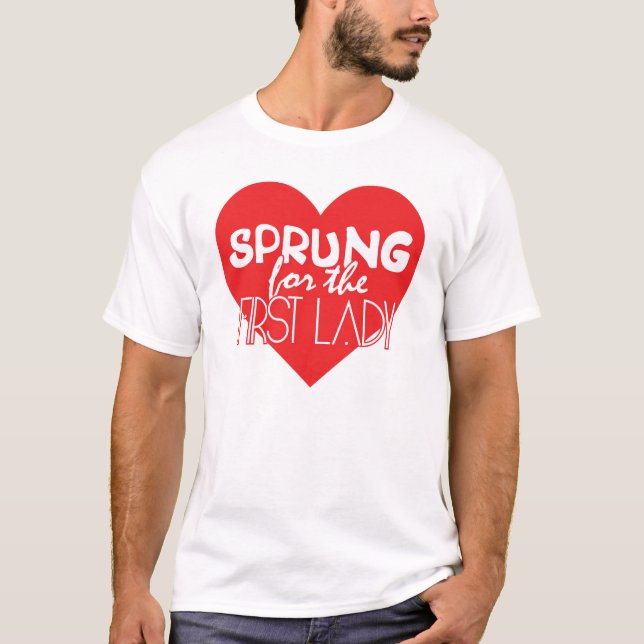 "Fjädrat utslagsplatsskjorta för för den första Tee Shirt (Framsida)