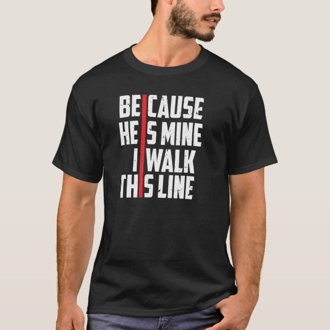 Fjaktmaka för att han är min tunna röda linje t shirt (Framsida)
