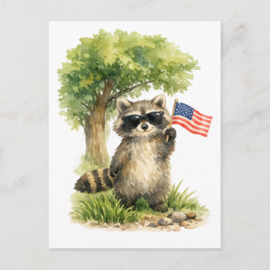 Fjärde juli Patriotisk tvättbjörn som håller flagg Vykort