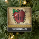 Fjärde Klass-skolläraren Sten Julgransprydnad Keramik<br><div class="desc">🥇 EN ORIGINAL COPYRIGHT ART DESIGN AV Donna Siegrist, ENDAST TILLGÄNGLIG PÅ ZAZZLE! En Vintage som är formaterad för det fjärde Klass-skollärarredot Julens prydnadsämne för att du ska kunna anpassa dig. NOTE: FÖRÄNDRA ENDAST MALLAREALERNA SOM BEHÖVS! 😀 Vid behov kan du ta bort en del av texten och börja lägga...</div>