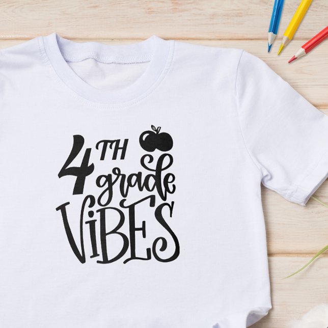 Fjärde Klassens Vibbar Skola T Shirt (Start the school year off with some fun with this cute back to school shirt.)