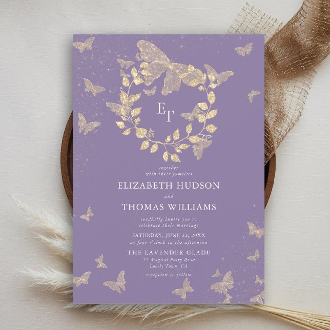 Fjäril Lavendel Guld Monogram Krans Bröllop Inbjudningar (butterfly wedding invitation lavender purple gold eucalyptus elegant modern classic romantic)