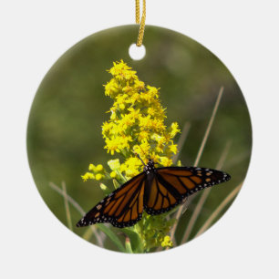 Fjäril med gula vilda blommor Ornament