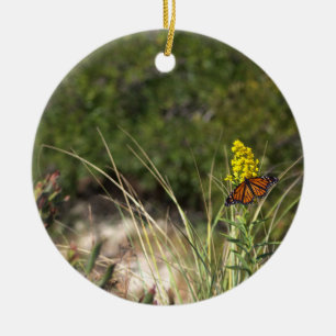 Fjäril med gula vilda blommor Ornament