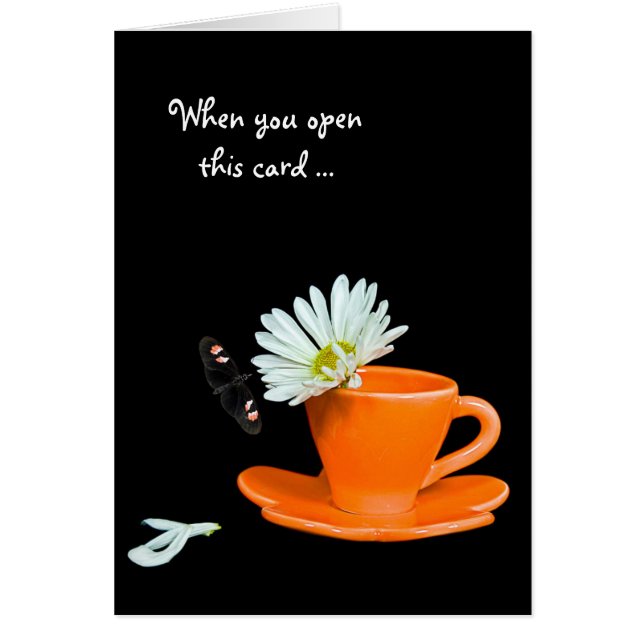 fjäril och daisy i te kopp hälsningskort (Framsidan)