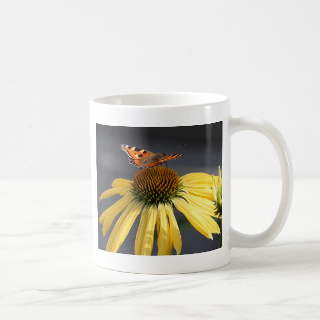 Fjäril på blomma kaffemugg (Höger)