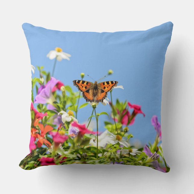 Fjäril på blommor och blå himmel kudde (Framsida)