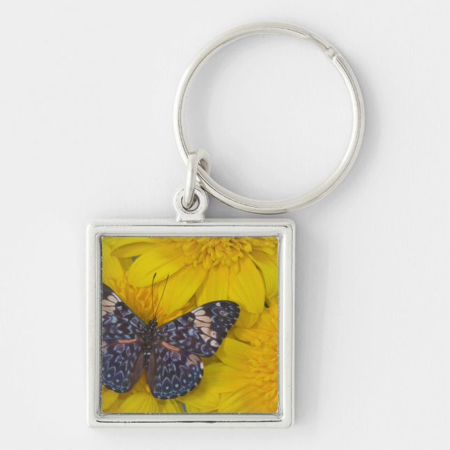 Fjäril på en gul blomma fyrkantig silverfärgad nyckelring (Framsidan)
