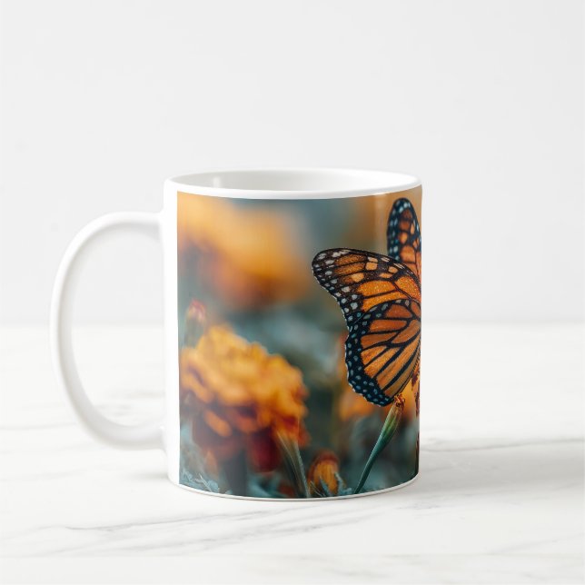 Fjäril på en marigold kaffemugg (Vänster)