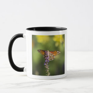 Fjäril på vildblommar mugg