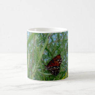 Fjäril vid floden kaffemugg