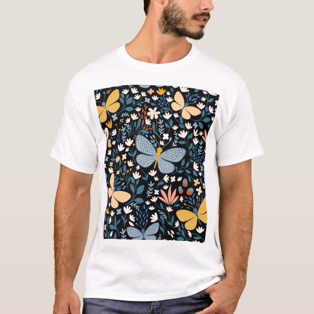 Fjärilar Blommor: Handritad Sömlös. T Shirt (Framsida)