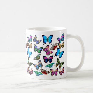 Fjärilar som fladdrar vid muggen kaffemugg