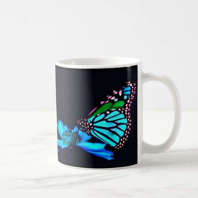 Fjärilen i blått tänder kaffemugg (Höger)