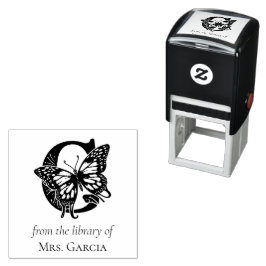 Fjärilsmonogram Bokstaven G Från Biblioteket Höran Självfärgande Stämpel